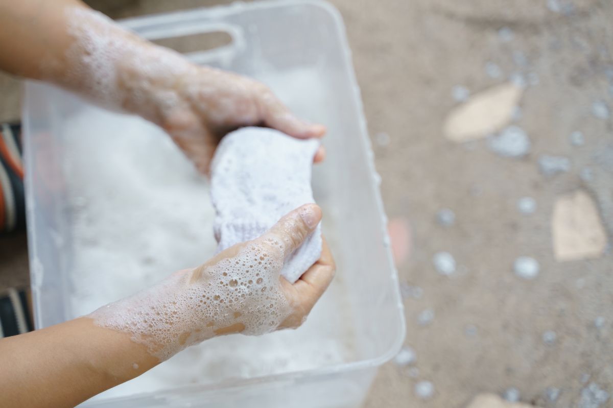 How to whiten white clothes using a homemade method?