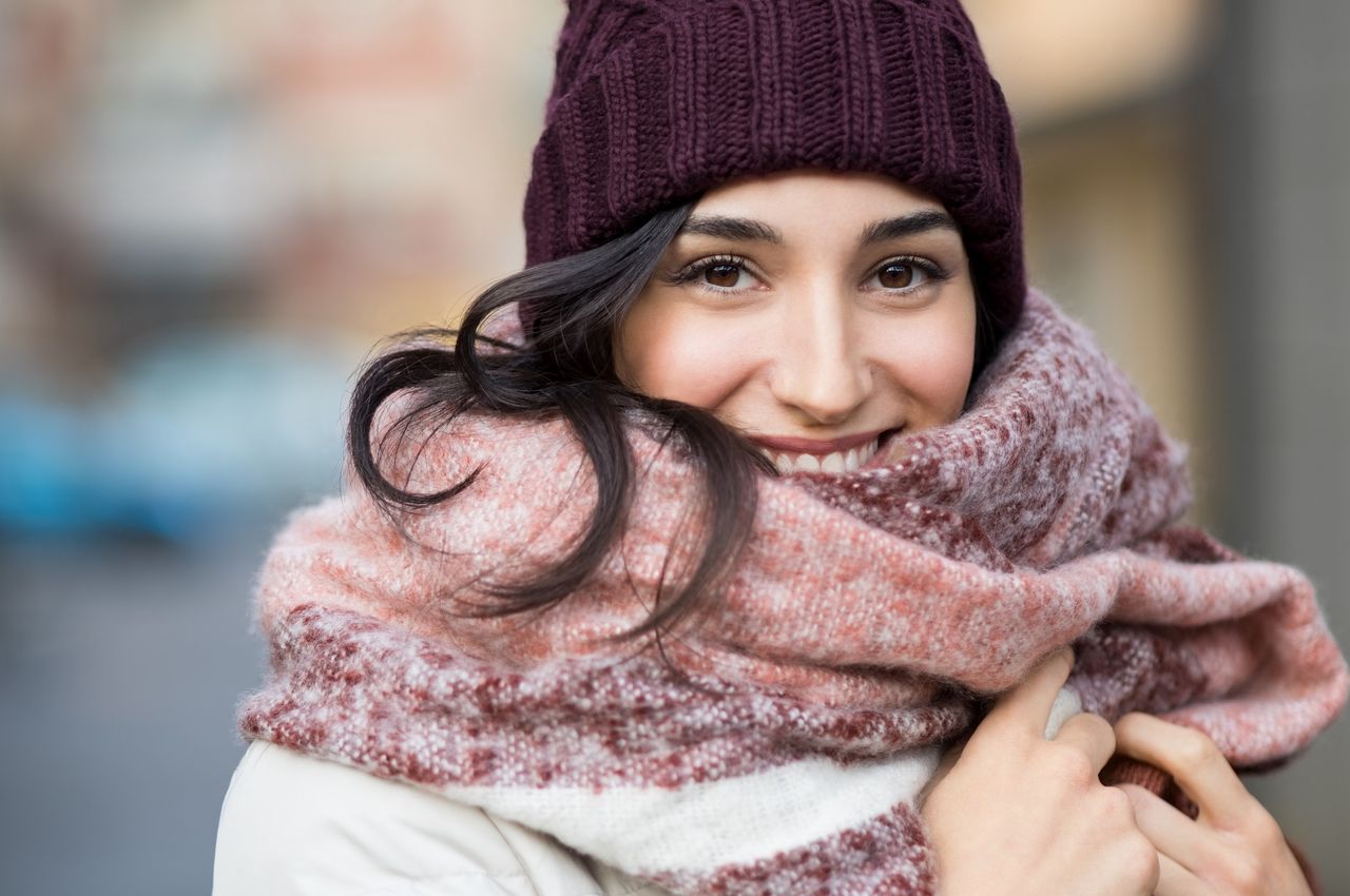 Ciepłe czapki zimowe – jak wybrać najlepsze damskie dodatki na mroźne dni?