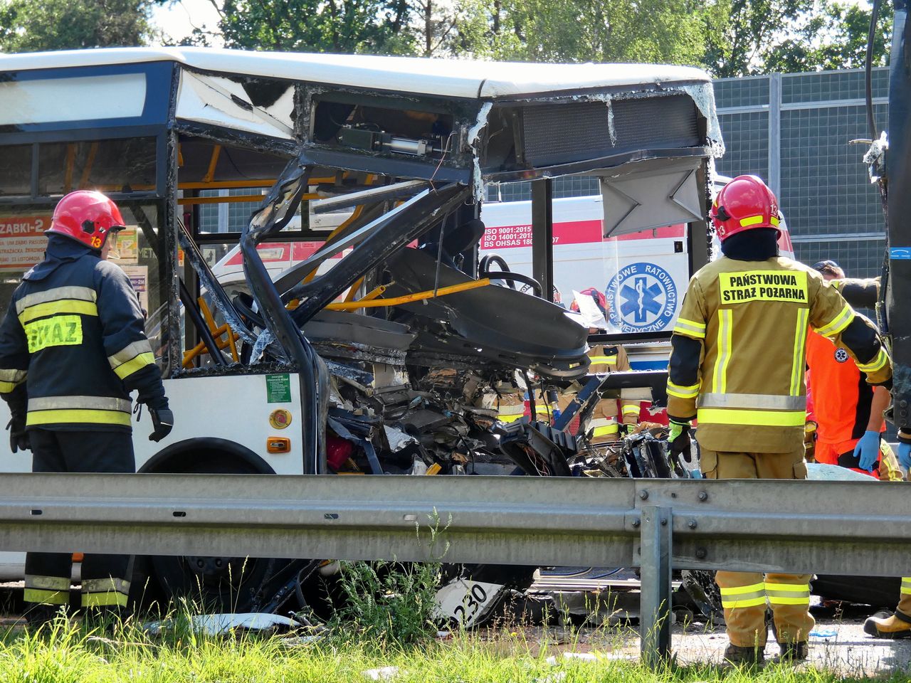 Tragiczny wypadek w Ząbkach. Autobus zderzył się z ciężarówką