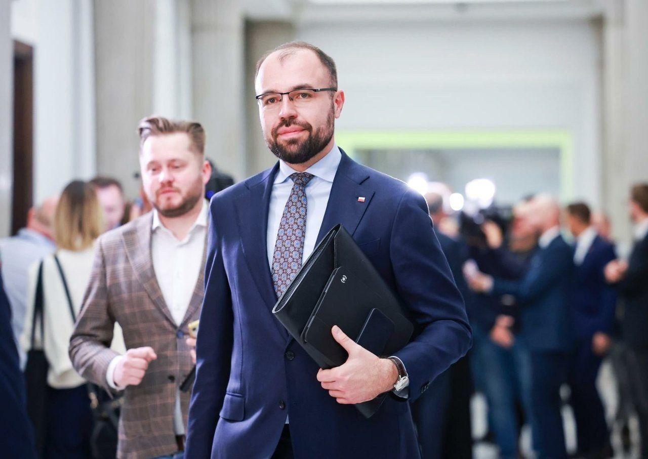 Okręgowa Rada Adwokacka w Toruniu po długim badaniu sprawy podjęła decyzję: odmówiła posłowi Krzysztofowi Szczuckiemu (PiS) wpisu na listę adwokatów. Powodem są m.in. prokuratorskie zarzuty dla posła, stawiające pod znakiem zapytania rękojmię prawidłowego wykonywania zawodu adwokata. Poseł ma prawo od tej odmowy się odwoływać.