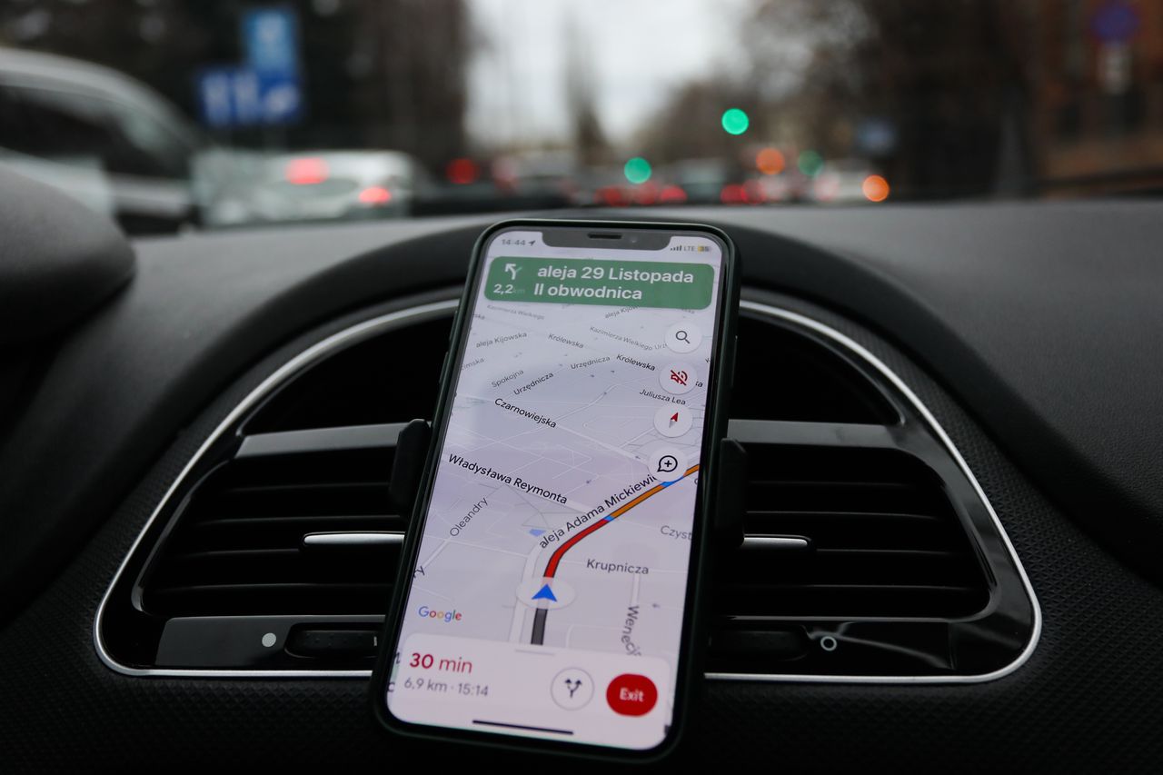 Google Maps app (Photo by Jakub Porzycki/NurPhoto via Getty Images) / zdjęcie ilustracyjne