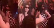 Anne Hathaway SZALEJE NA PARKIECIE na afterparty pokazu Versace w Mediolanie (WIDEO)