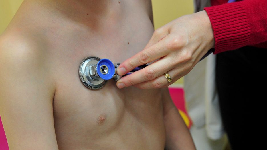 Fala tajemniczej gorączki u dzieci. Zaczyna się nagle, temperatura błyskawicznie rośnie