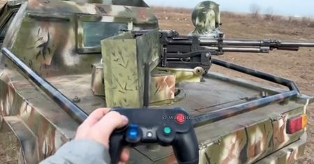 DualShock 4 v2 na wojnie. Ukraińcy sparowali go z karabinem maszynowym NSW