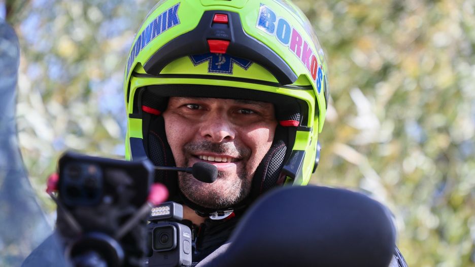 Marcin Borkowski aka Borko? i jego motoambulansFot. Piotr Molecki/East News, Warszawa, 03.10.2021. Marcin Borkowski vel Borko? z zawodu ratownik medyczny pracujacy m.in. w karetce systemowej. Po godzinach, w ramach wolontariatu, pelni patrole na motoambulansie. Relacje z patroli publikuje nastepnie na swoim kanale w serwisie Youtube.Piotr Molecki