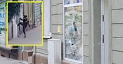 Kopniakiem wybił szybę i ukradł plecak, buty i czapki. Wszystko nagrała kamera