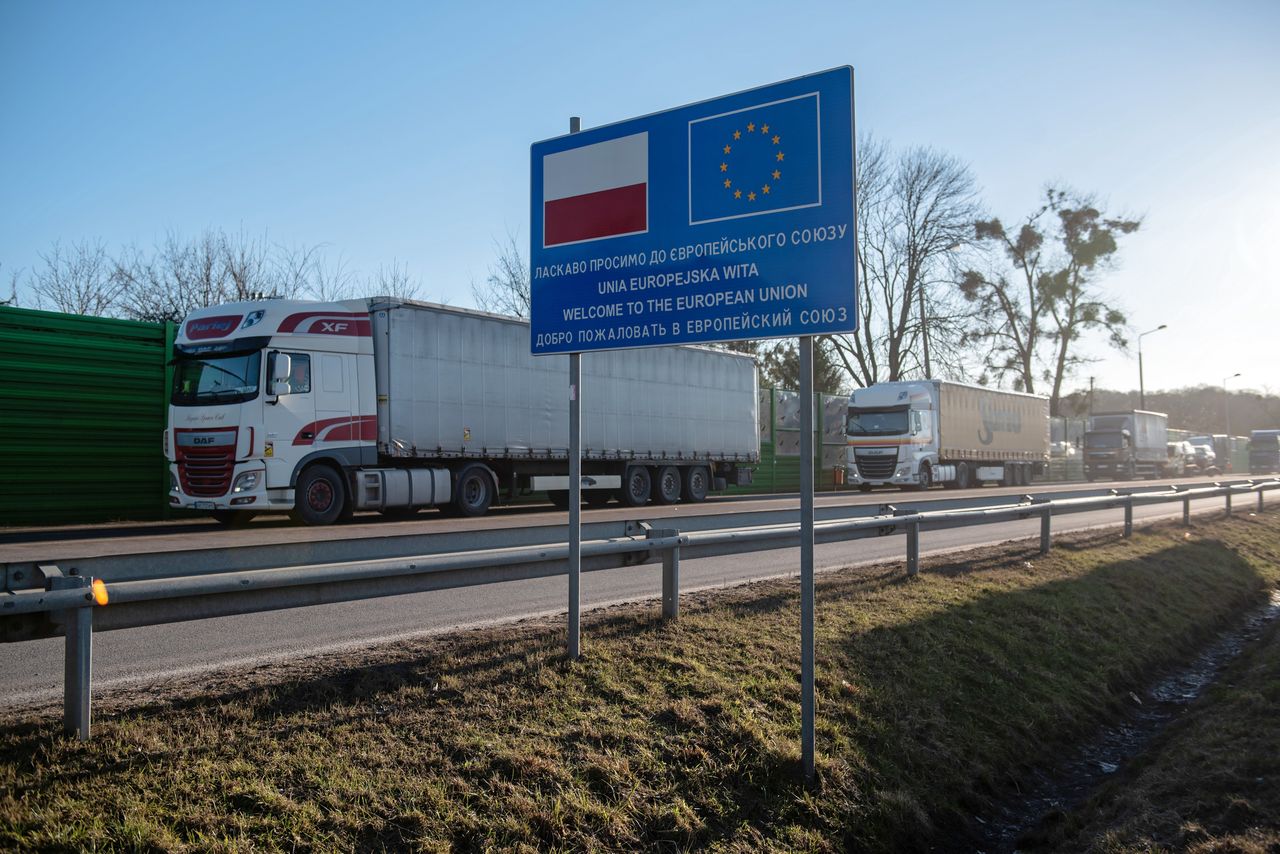 Gigantyczna kolejka na przejściu w Dorohusku. Ponad 2,5 tys. pojazdów