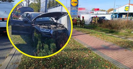 81-latek zasłabł za kierownicą pod Lidlem. Uderzył w paczkomat