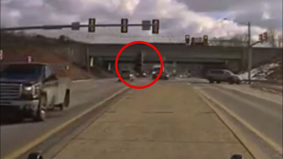 Koło oderwało się od pickupa i trafiła w szybę radiowozu 