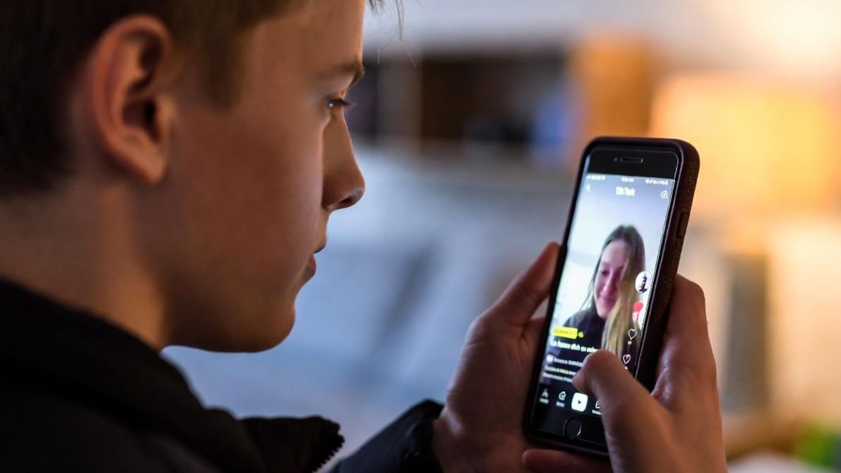 niemiecki nastolatek korzysta z TokToka