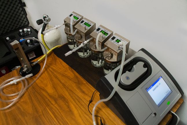 Specjalistyczna aparatura pomiarowa służy m.in. do kalibracji elektronicznych alkomatów