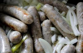 Nieodzowna na świątecznym stole. Bierzemy pod lupę składy białych kiełbas ze sklepowych półek