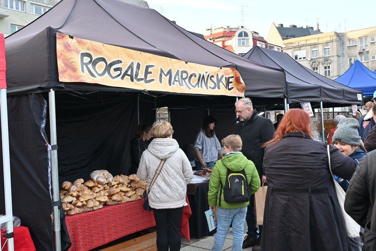 We Wrocławiu trwa jarmark z okazji dnia św. Marcina. Na placu Nowy Targ stanęły stoiska ze staropolskimi przysmakami, rogalami i rękodziełem.