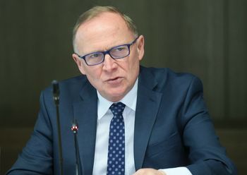 Czarnek rozpętał burzę. Rząd reaguje: podpiszemy umowę, kupimy karabinki