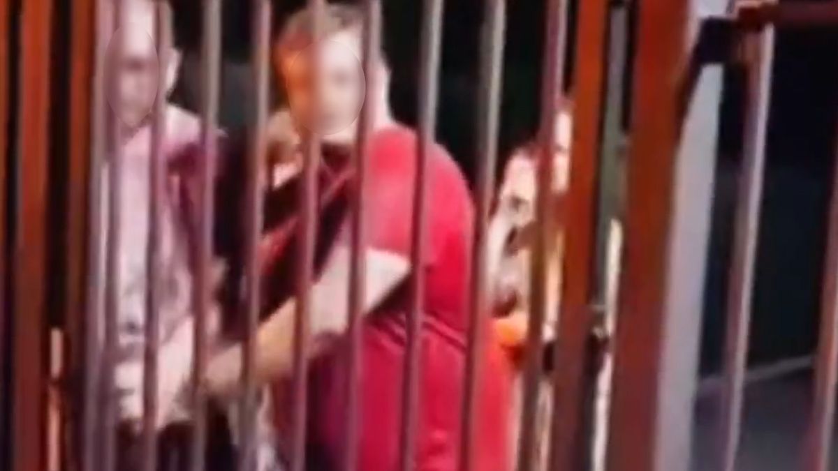 Przechodzeń nagrał duchownych, wychodzących z plebanii z młodymi kobietami 