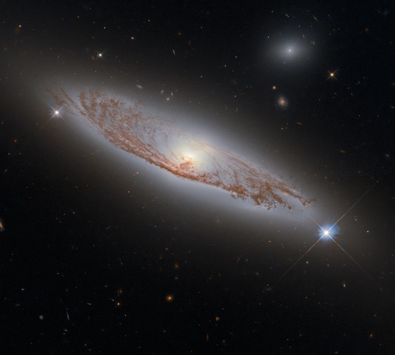 Jest oddalona o 150 milionów lat świetlnych. Teleskop Hubble’a ujął piękną galaktykę