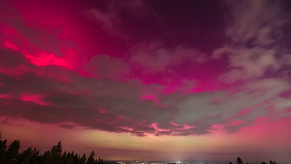 Zakopane, 10.05.2024. Zorza polarna na Podhalu w Zakopanem, 10 bm. Od kilku dni trwają silne rozbłyski na Słońcu, niektóre z nich osiągnęły najwyższą klasę X. Wystąpiła bardzo silna burza magnetyczna kategorii G4. To właśnie ona spowodowała pojawienie się na polskim niebie zorzy polarnej. (sko) PAP/Grzegorz Momot
