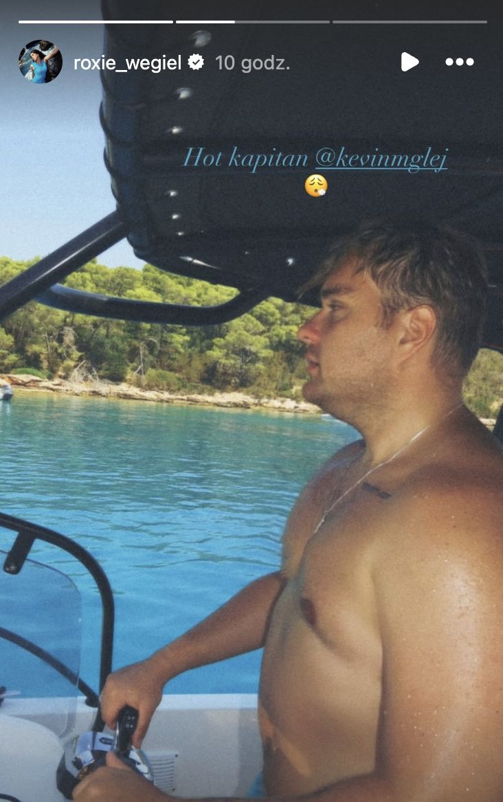 Kevin Mglej bez koszulki podczas prowadzenia jachtu