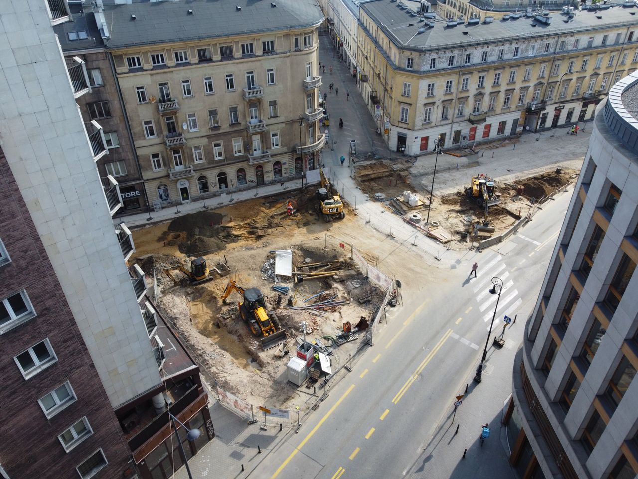 Warszawa. Postępują prace przy budowie Placu Pięciu Rogów. Wkrótce układanie nawierzchni