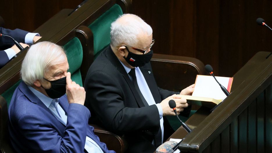 W pierwszych minutach posiedzenia Sejmu Jarosław Kaczyński czytał książkę