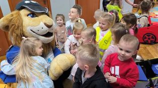 Legnica: Najmłodsi uczyli Komisarza Lwa zasad ruchu drogowego
