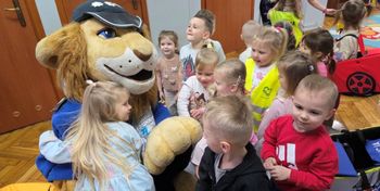 Legnica: Najmłodsi uczyli Komisarza Lwa zasad ruchu drogowego