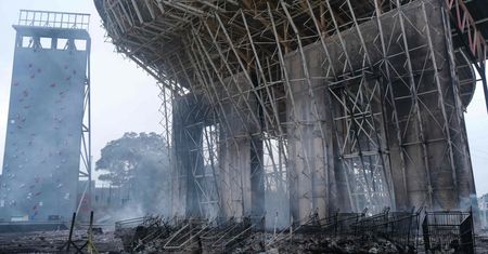 Działo się w nocy. Zamieszki po decyzji Paryża. Płonęły budynki i auta