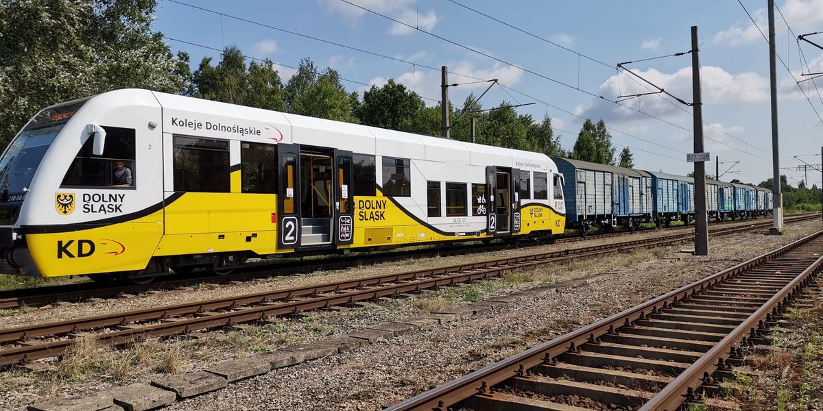 Wrocław. Ulga dla cyklistów. Koleje Dolnośląskie pierwszym przewoźnikiem w kraju z wagonami rowerowymi