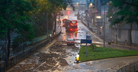Hongkong zniszczony. "Czarna burza". Największy deszcz od 140 lat