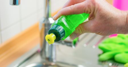 Zamroź płyn do mycia naczyń. Ten patent powinien znać każdy