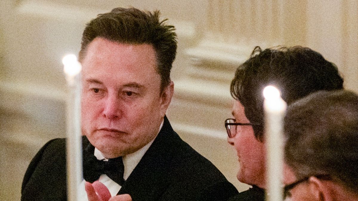 Elon Musk podczas bankietu.