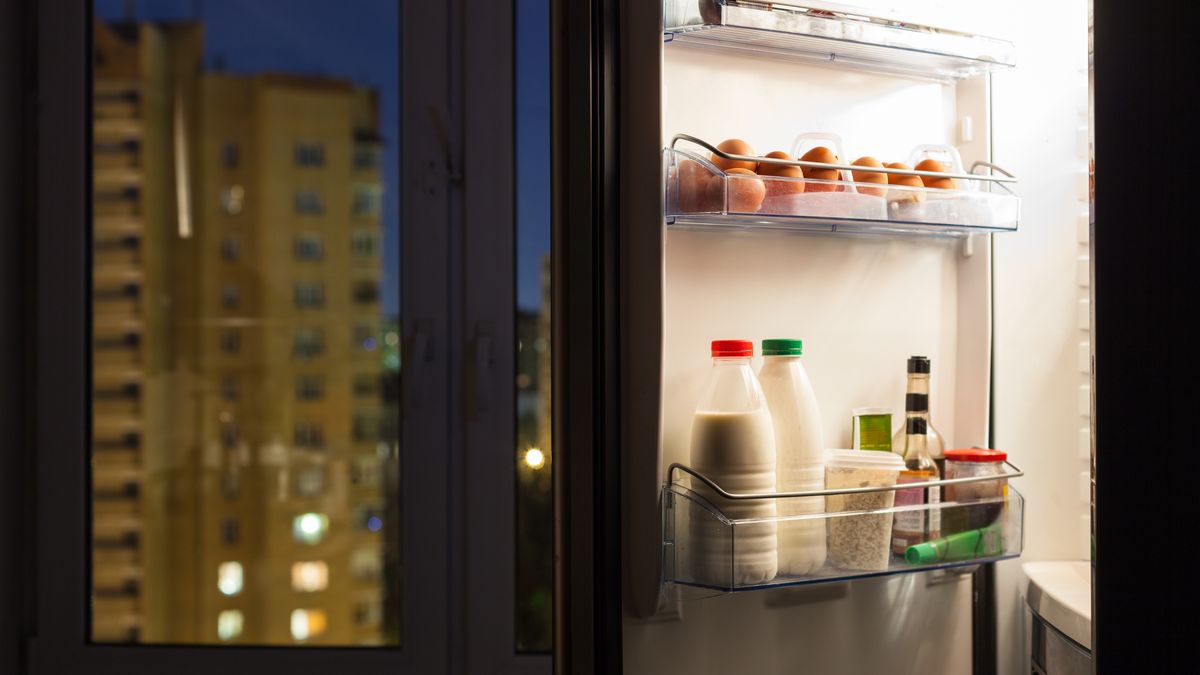 Mleko na drzwiach lodówki
