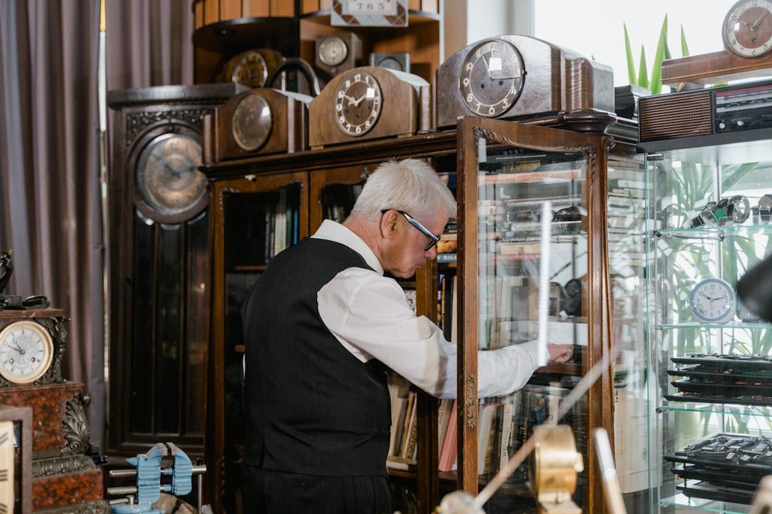 Gabloty ekspozycyjne - jakie szkło zapewni idealną prezentację Twoich produktów?