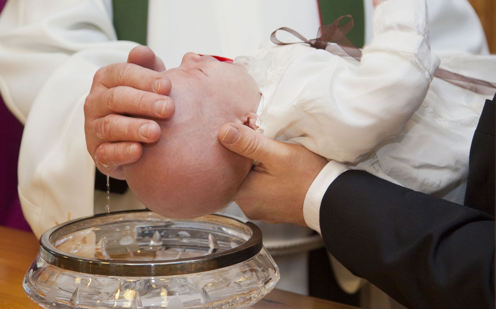 Ile dać pieniędzy na chrzest? Znany ksiądz odpowiada
