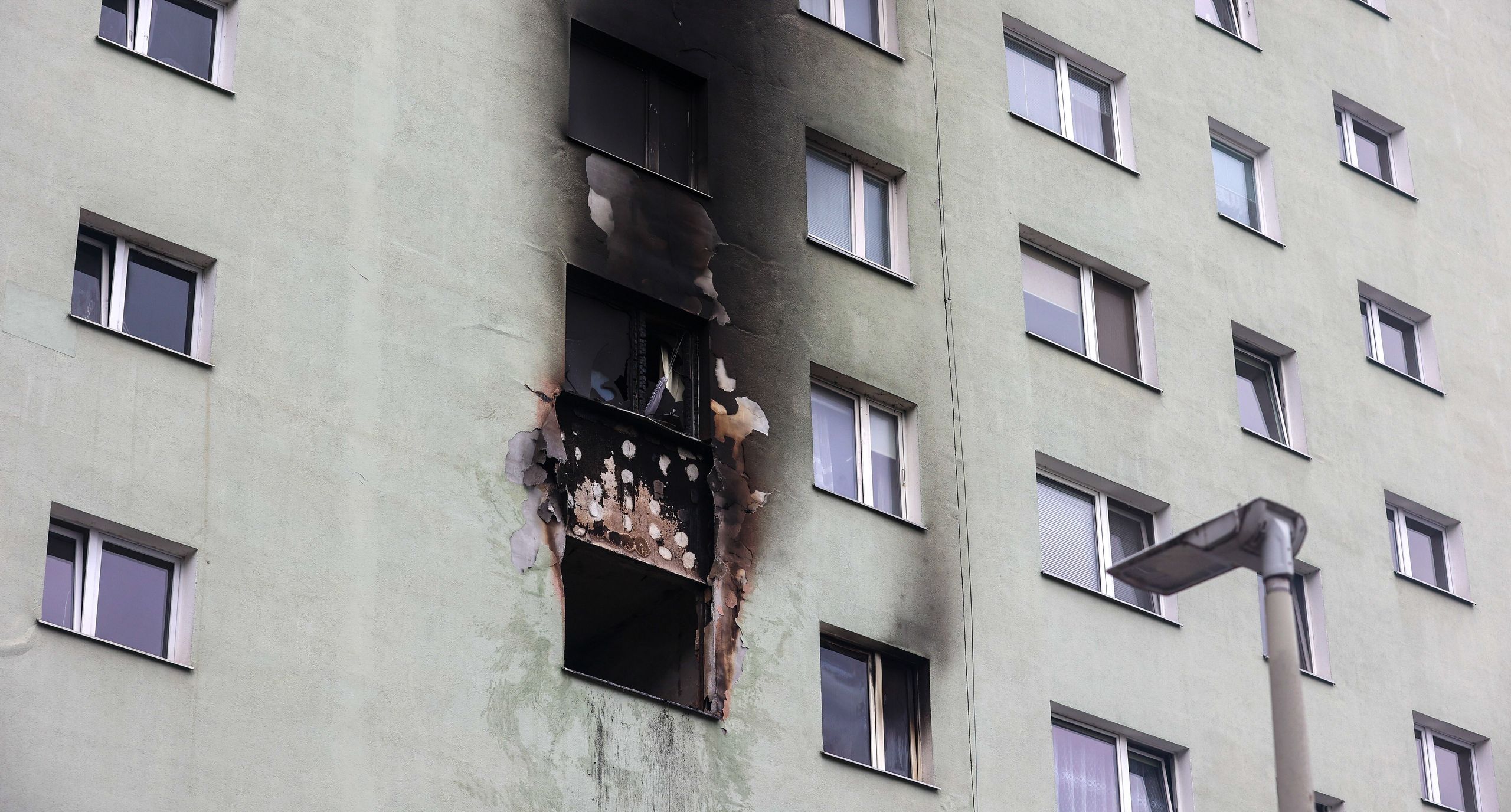 Rzeszów, 19.06.2025. Miejsce pożaru mieszkania w wieżowcu przy ulicy Popiełuszki w Rzeszowie, 19 bm. Minionej nocy ogień pojawił się w lokalu na 4 piętrze. W sumie do szpitala trafiło 8 osób. Jedna z poszkodowanych, 14-latka, zmarła. (sko) PAP/Darek Delmanowicz ***Do tego materiału zdjęciowego dostępna jest również depesza w systemie CSI, pt.: Rzeszów / W wyniku pożaru w bloku mieszkalnym zmarła 14-latka***