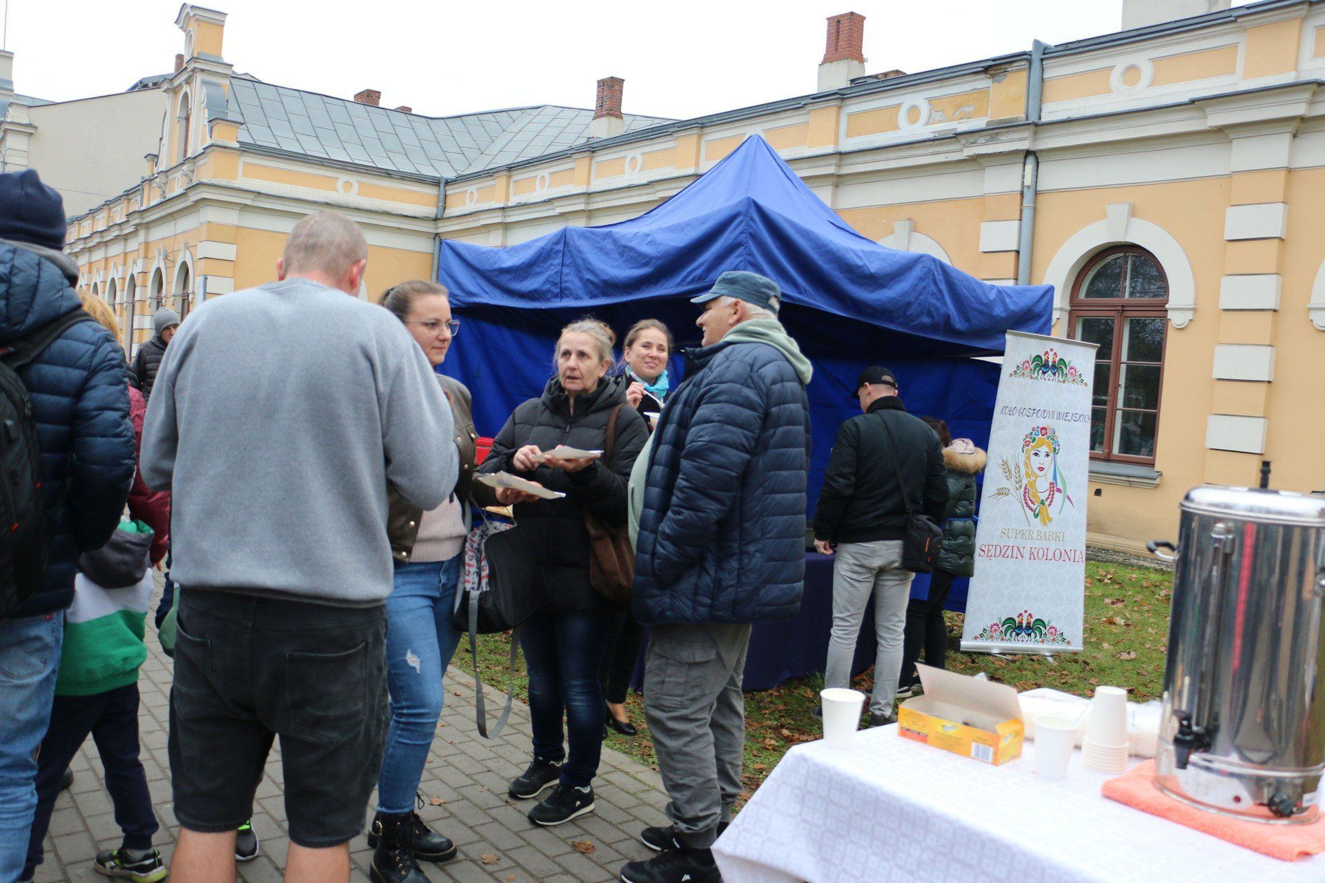 Bieg Niepodległości 2025 w Aleksandrowie Kujawskim. To już trzecia edycja, która przyciągnęła ponad 200 biegaczy