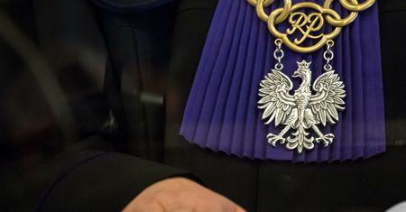 Zmieniała treść sądowych orzeczeń. Pieniądze trafiały do niej i jej rodziny