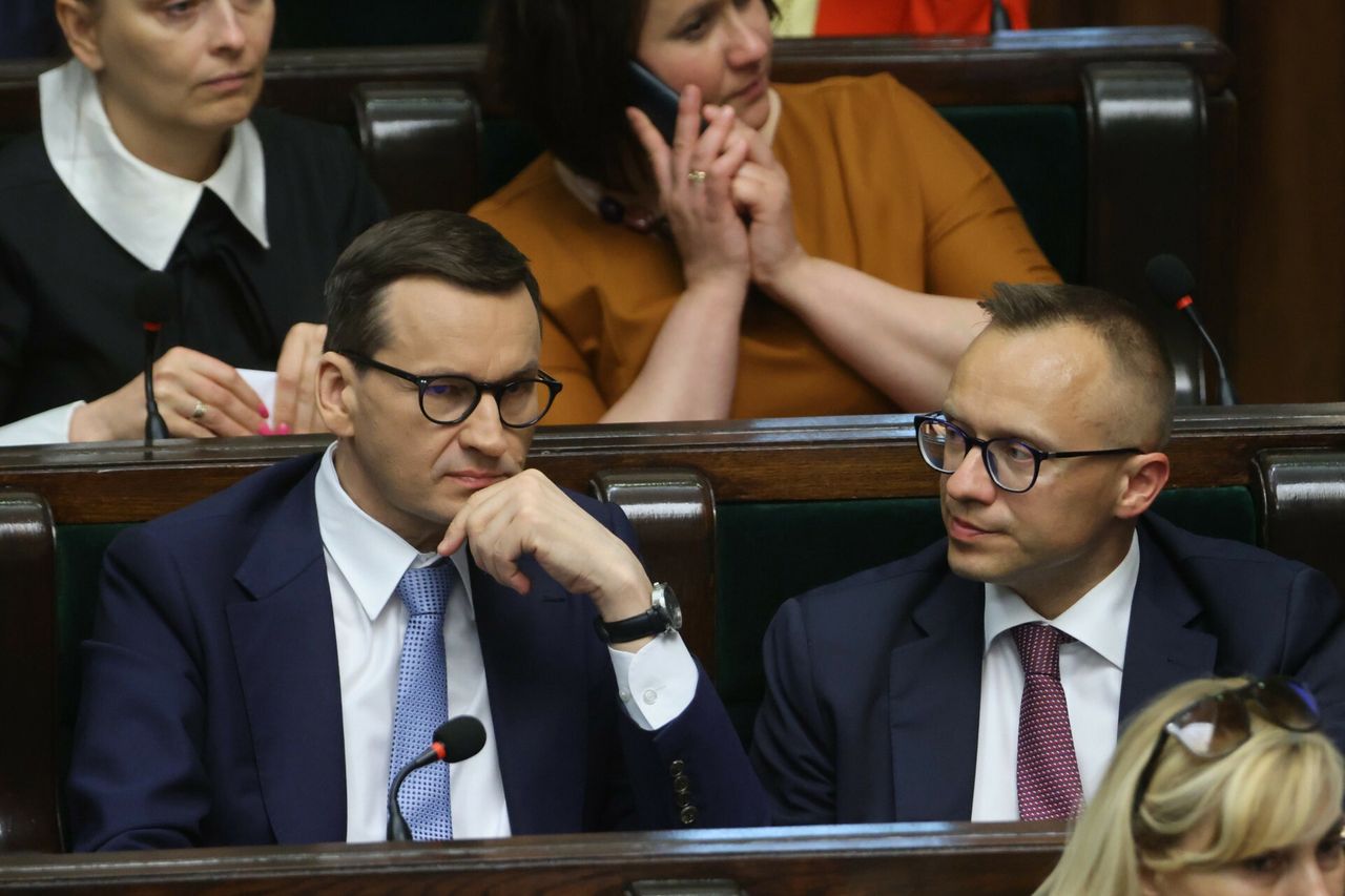 Premier Mateusz Morawiecki i wiceminister finansów Artur Soboń. Ten drugi zapowiedział nowe przepisy dotyczące lombardów