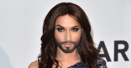Conchita Wurst przeszła metamorfozę. W krótkich włosach jest nie do poznania