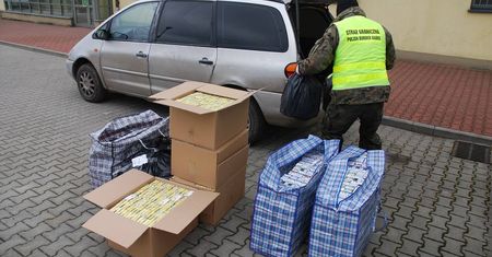 Zostawił auto na poboczu drogi. W środku papierosy bez akcyzy (zdjęcia)