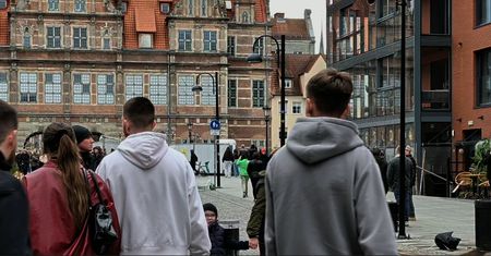 Otworzyli sklepy już w niedzielę. Na ulicach tłumy
