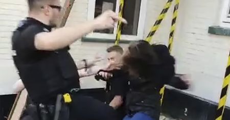 Znokautował kopnięciem z wyskoku 15-latkę. Policjant został ukarany