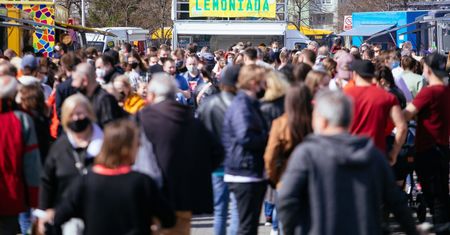 Zapomnieli o pandemii? Tłumy na zlocie food trucków w Warszawie