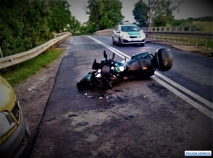 Lubelskie. Tragedia na DK 76. Motocyklista wbił się w bok busa