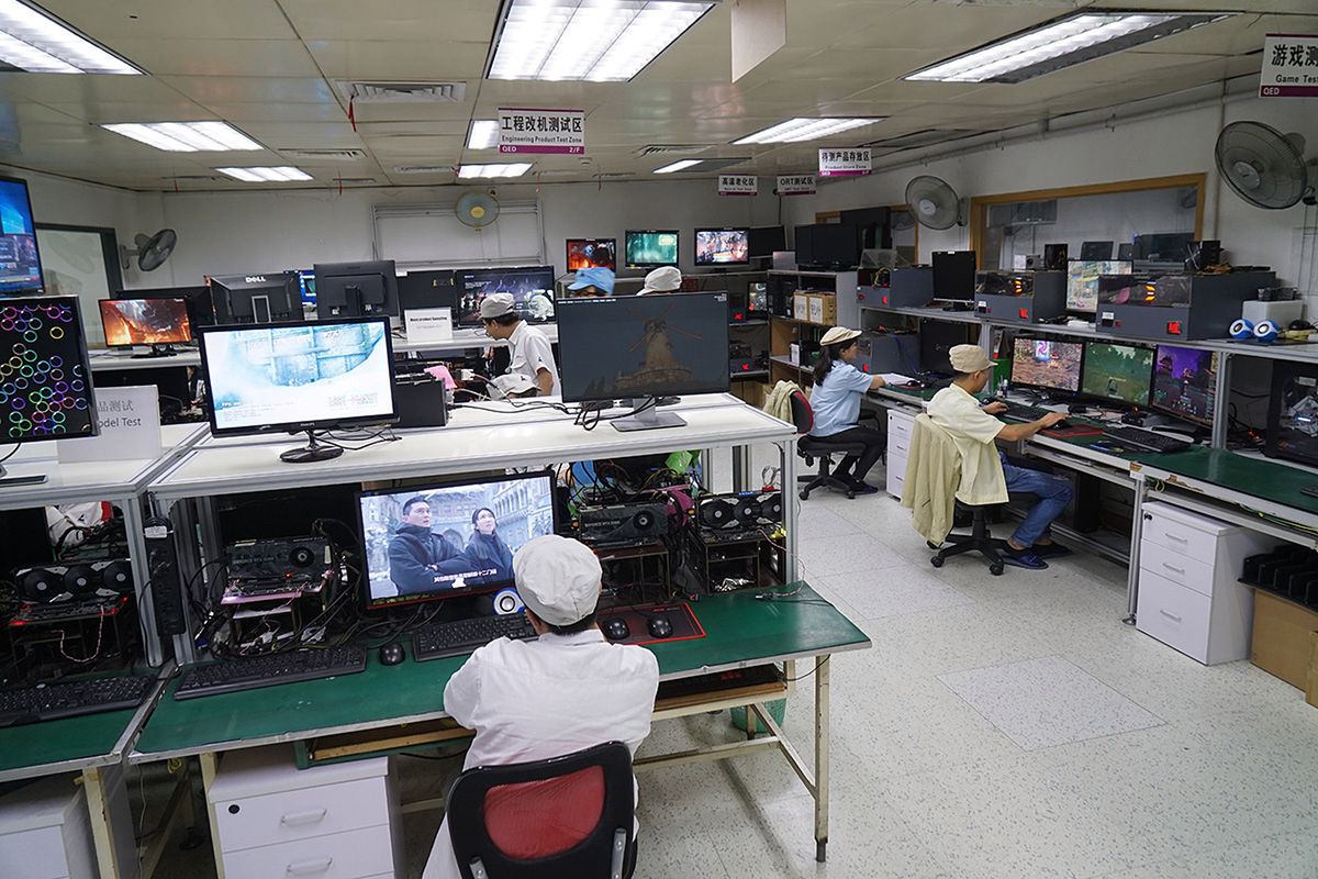 Stanowiska do testów rzeczywistych. Źródło: Akiba PC Hotline!