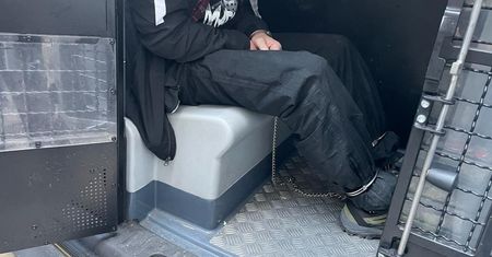 Atak przed bankiem. Starszy mężczyzna dostał cios nożem