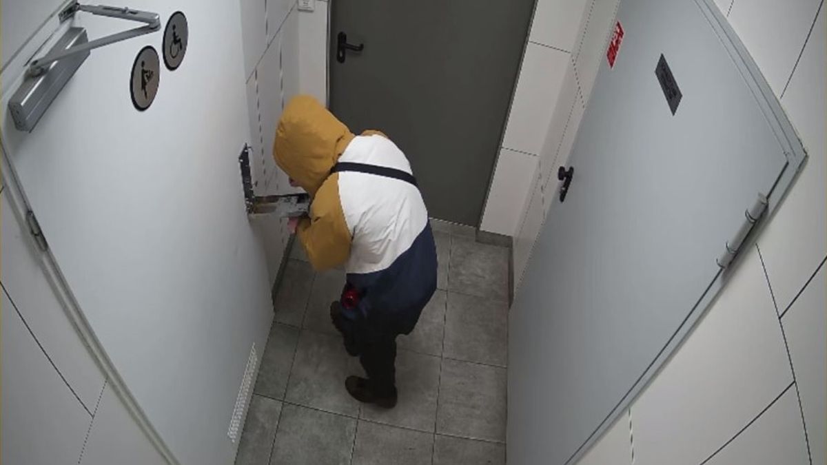 19-latek przyłapany w toalecie.