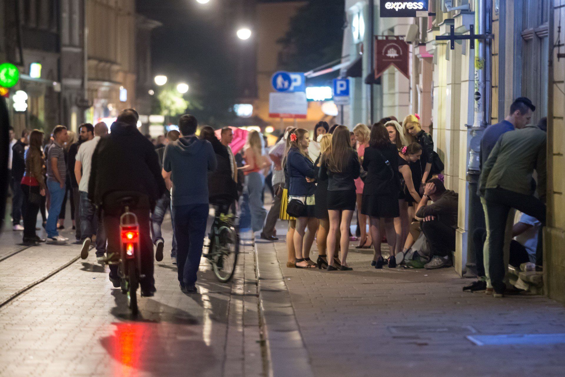 Nocne życie Krakowa wiąże się z uciążliwościami. 