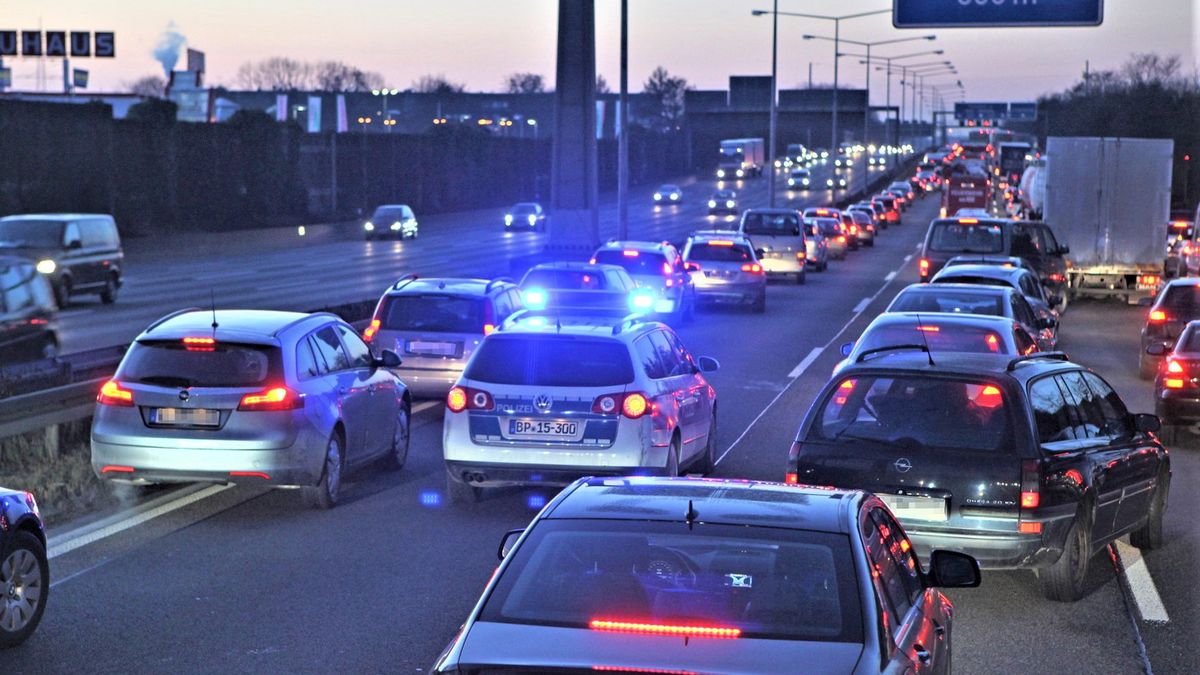  Na autostradzie doszło do wypadku. Znudzone dzieci wyszły z auta i zaczęły grać w piłkę