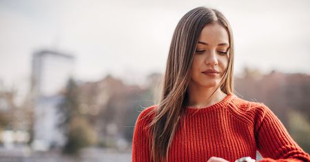 1,5 mln zł na opaski magnetyczne. Rząd skontroluje stan zdrowia ozdrowieńców